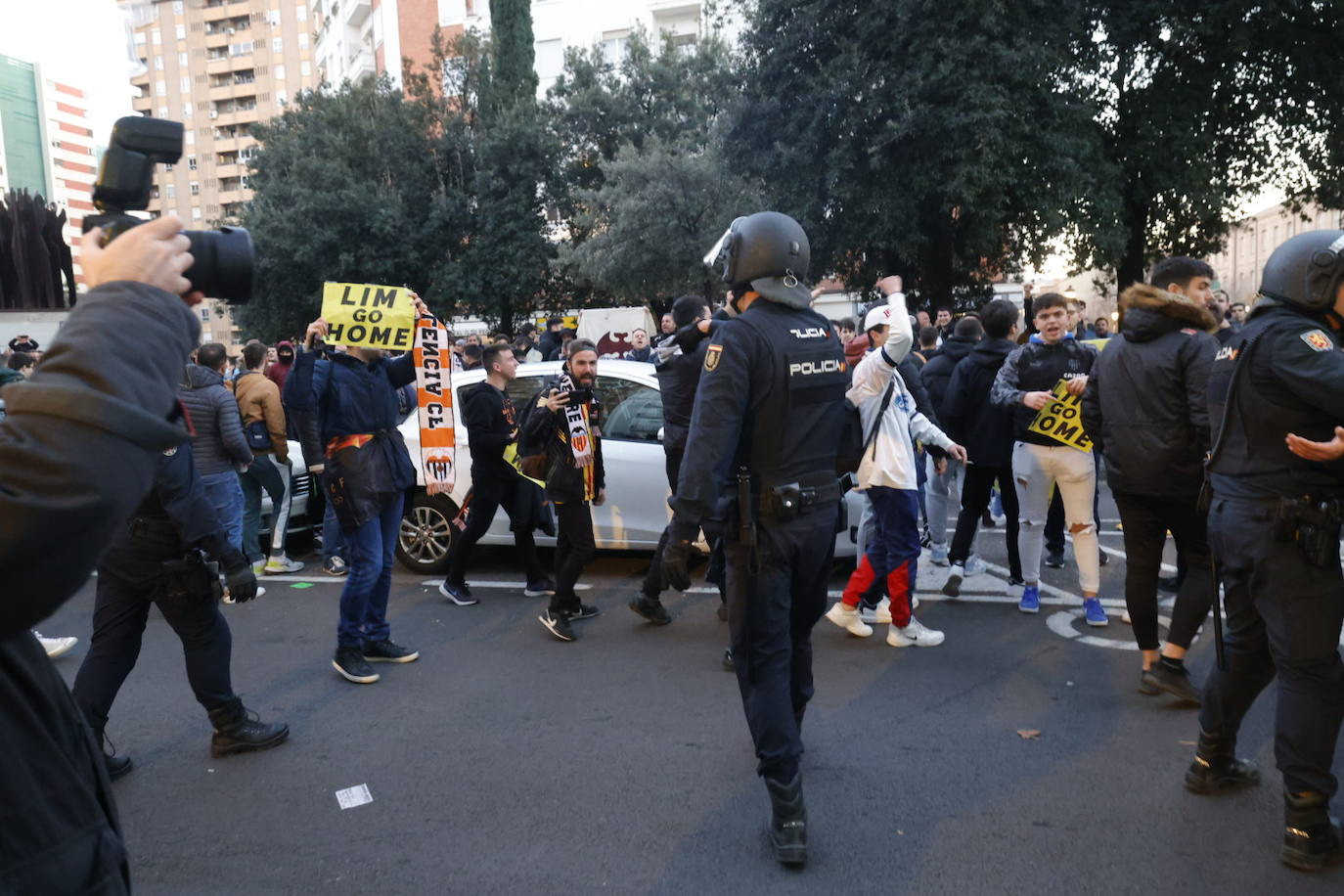 Fotos: Decenas de valencianistas protestan contra la gestión de Lim