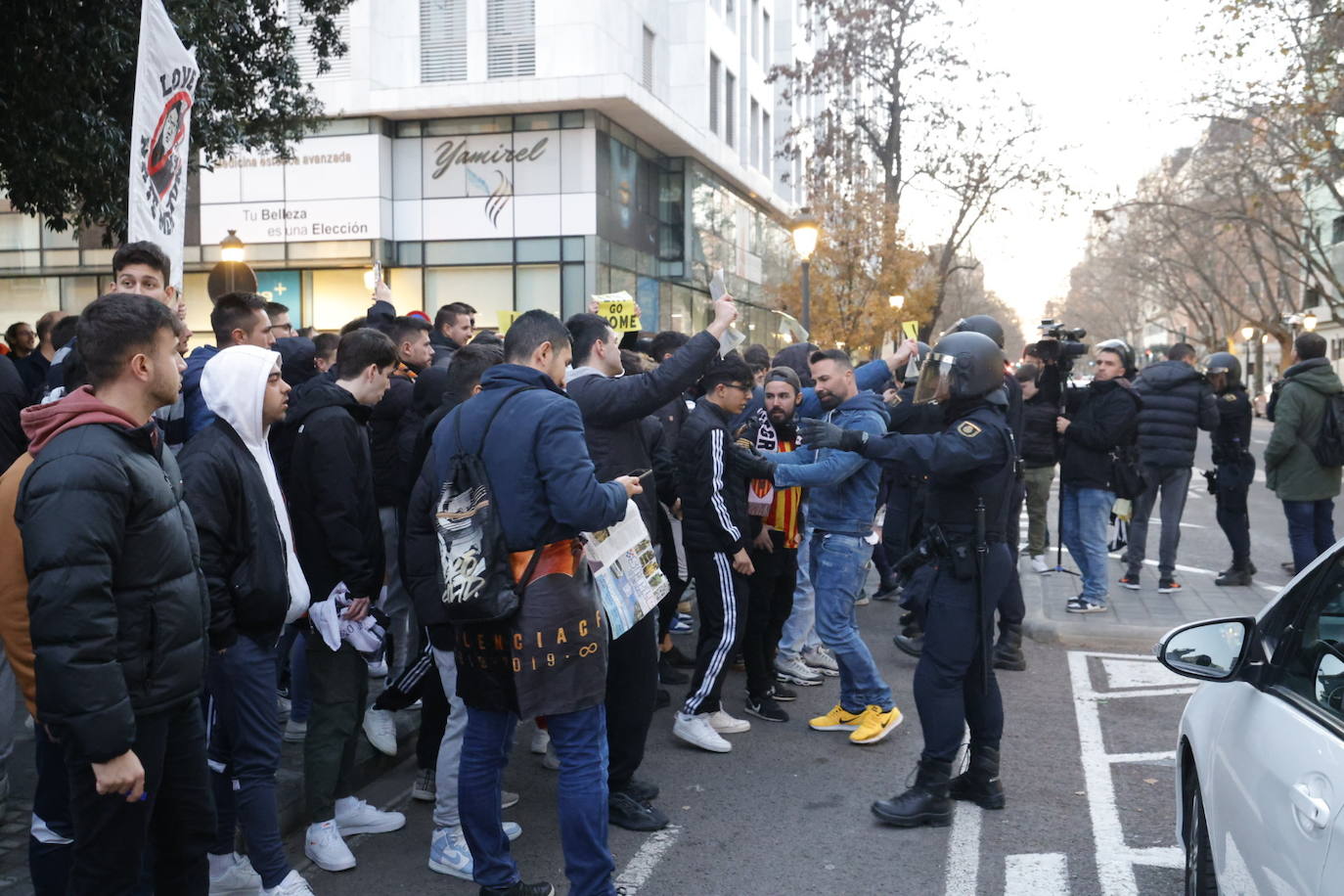 Fotos: Decenas de valencianistas protestan contra la gestión de Lim