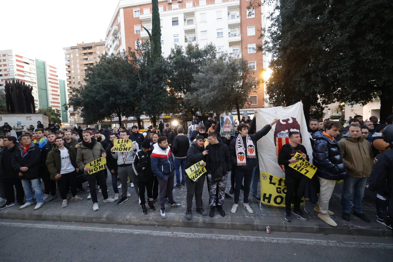 Fotos: Decenas de valencianistas protestan contra la gestión de Lim