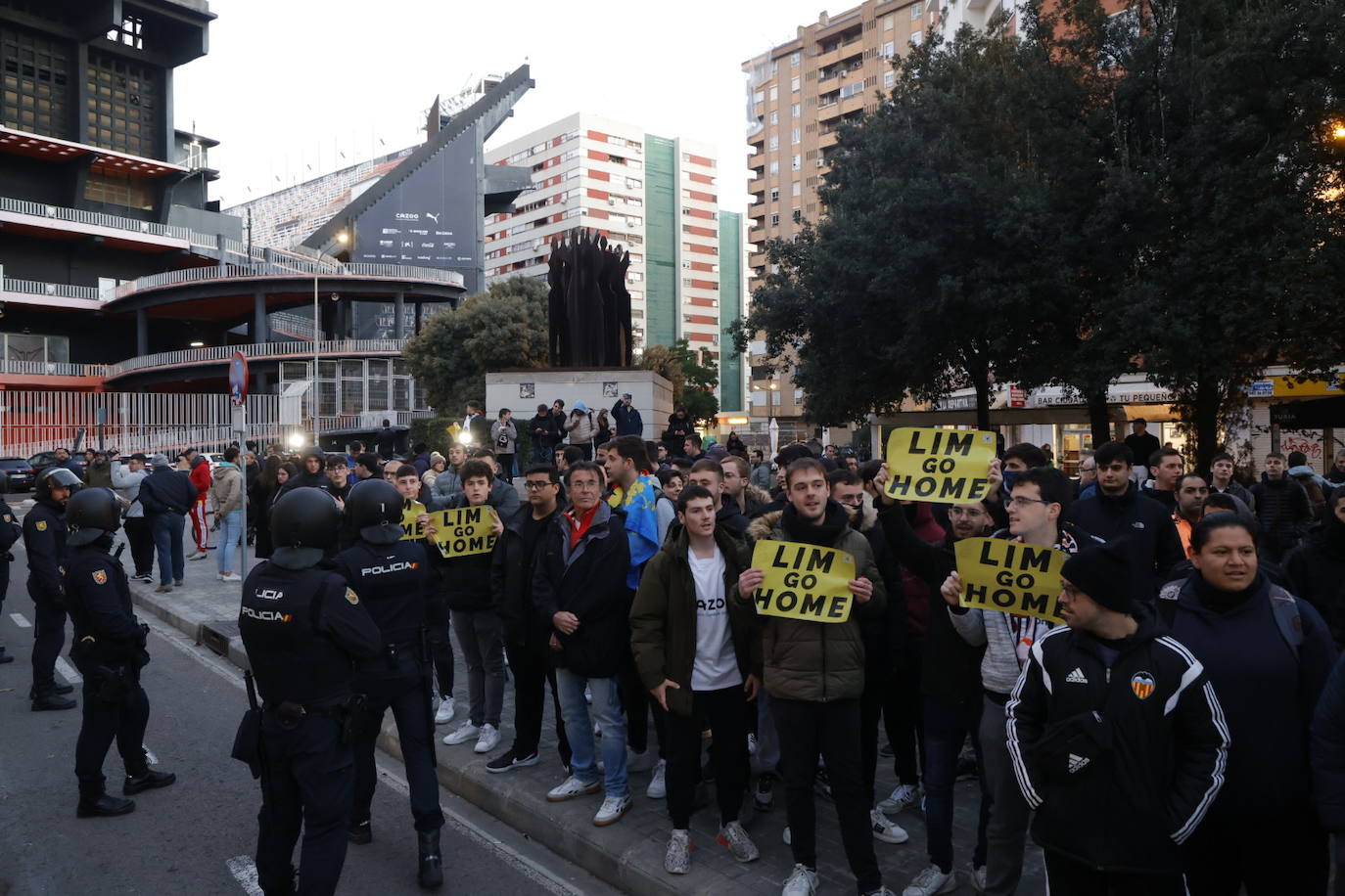 Fotos: Decenas de valencianistas protestan contra la gestión de Lim