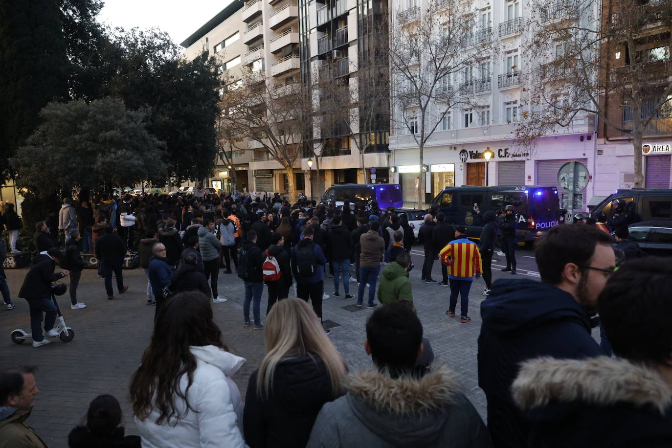 Fotos: Decenas de valencianistas protestan contra la gestión de Lim