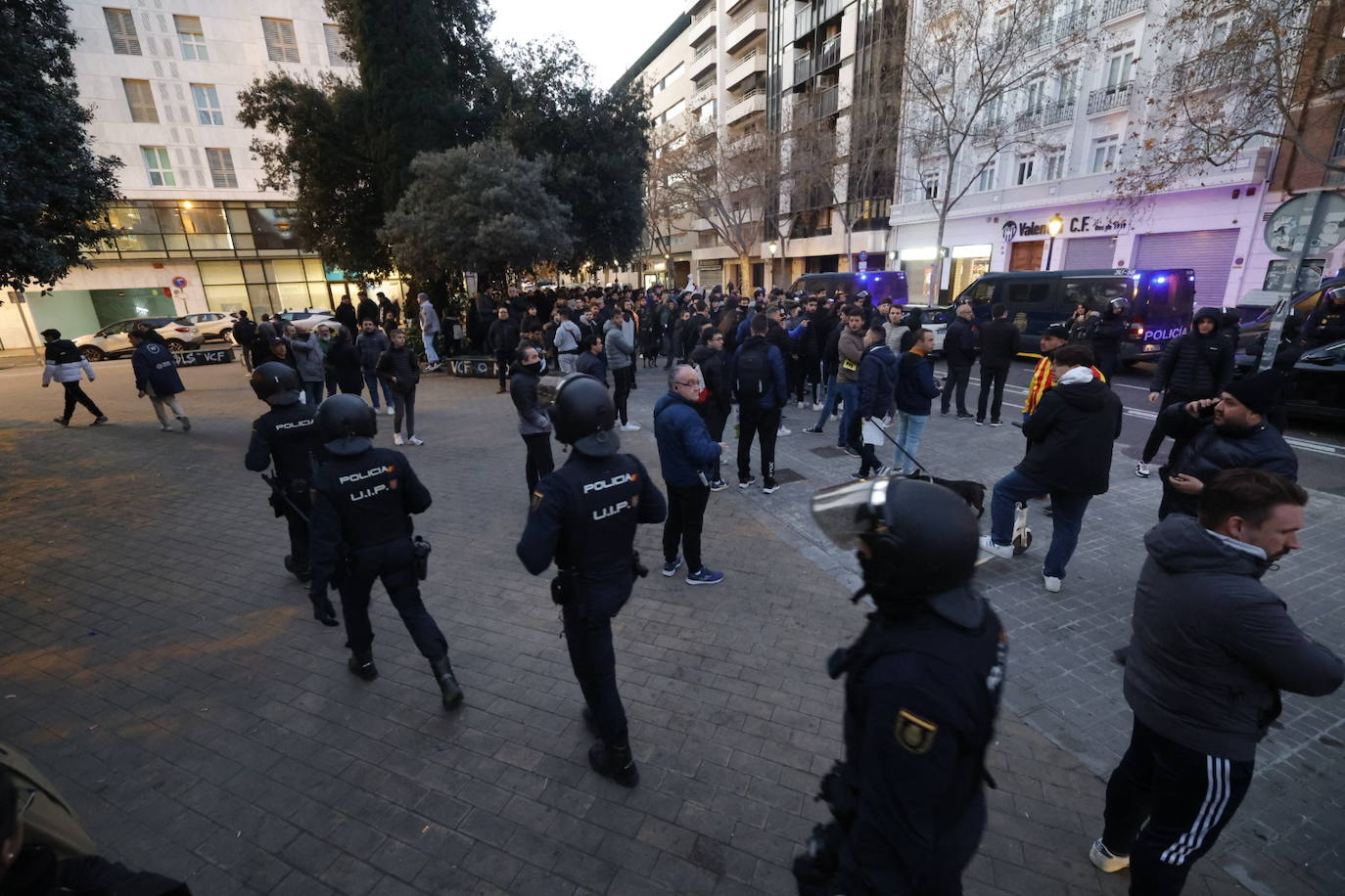 Fotos: Decenas de valencianistas protestan contra la gestión de Lim