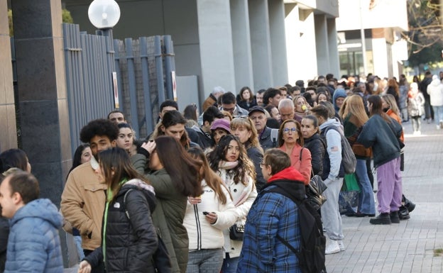 La gran afluencia de gente ha desbordado las previsiones de los organizadores y la gran mayoría, como yo, se han vuelto a sus casas.