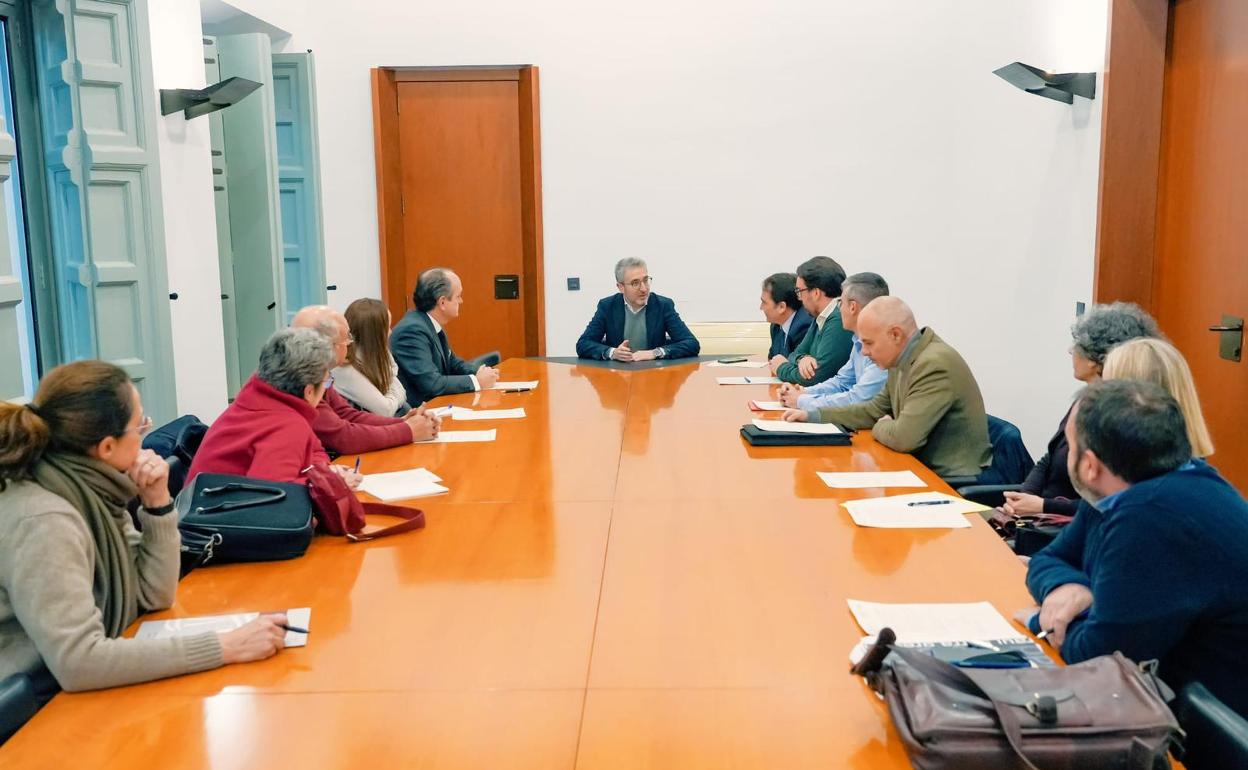 El conseller de Hacienda preside la reunión con los abogados de los afectados.