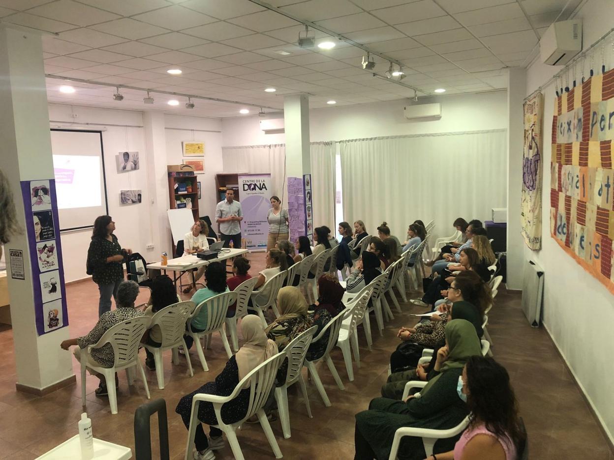 Charla informativa a mujeres de la Vall d'Albaida. 