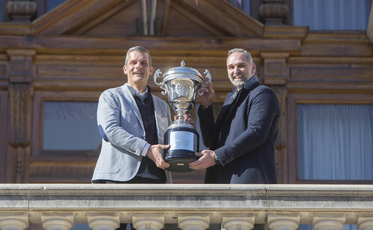 Nacho Rodilla y Víctor Luengo ofrecen la Copa del Rey en el balcón del Ayuntamiento 25 años después.