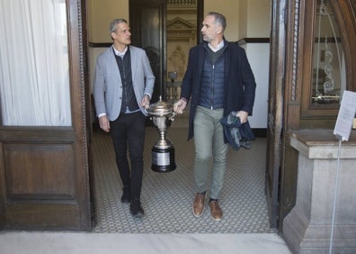 Imagen secundaria 1 - Nacho Rodilla y Víctor Luengo rememoran la entrada al Ayuntamiento y la salida al balcón con la Copa del Rey, como ocurrió en 1998.