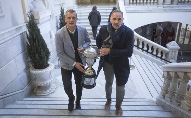 Imagen principal - Nacho Rodilla y Víctor Luengo rememoran la entrada al Ayuntamiento y la salida al balcón con la Copa del Rey, como ocurrió en 1998.