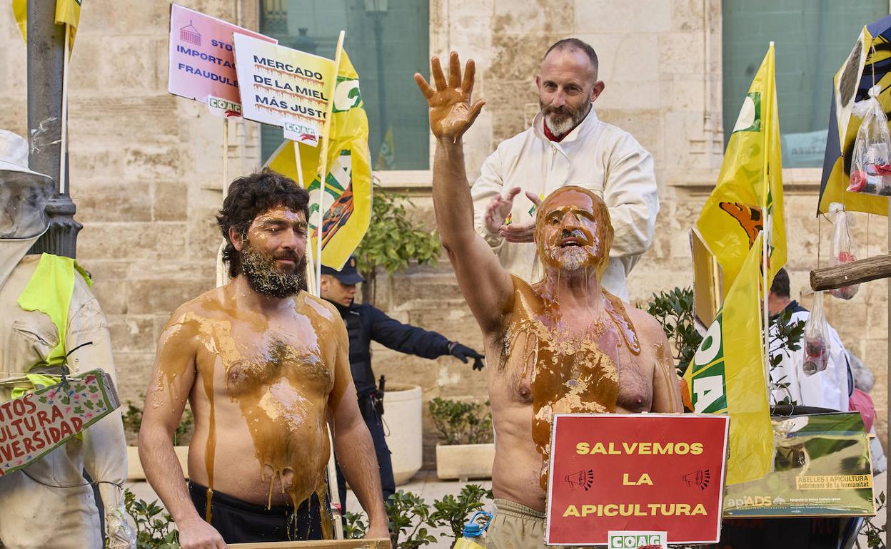 Un momento de la protesta ante Les Corts. 