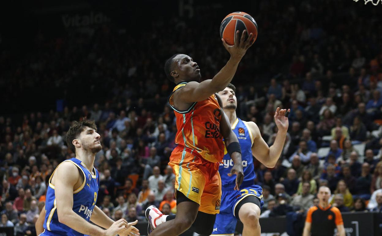 Jared Harper entrando a canasta ante el Maccabi Tel Aviv. 