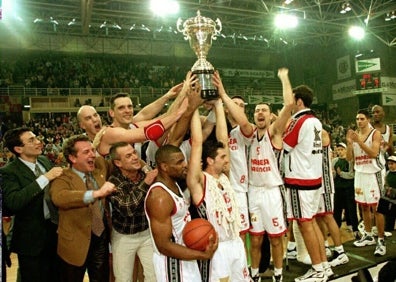 Imagen secundaria 1 - Arriba, el equipo a su llegada a Manises al día siguiente de ganar la Copa. Abajo a la izquierda el momento en el que Luengo levantó la Copa en el Pisuerga y a la derecha, Miki Vukovic ofreciendo el título a la ciudad desde el balcón del Ayuntamiento. 