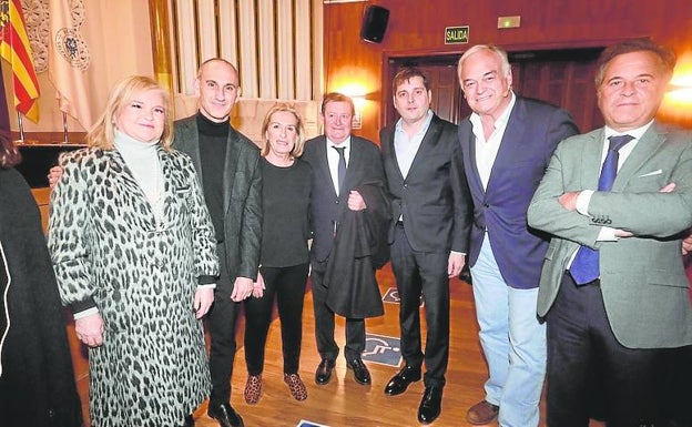 La presidenta del Ateneo, junto a la representación de LAS PROVINCIAS. 