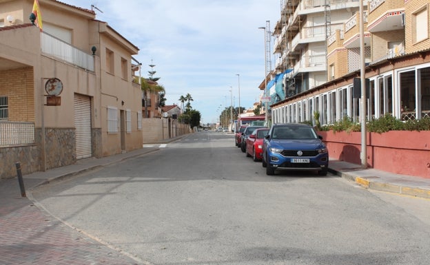 La última acera de la Comunitat Valenciana está ocupada por coches estacionados. La de enfrente, ya es la provincia de Murcia. 