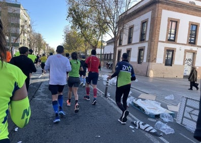 Imagen secundaria 1 - El túnel es evitable (y más pasarlo dos veces), los avituallamientos necesitan más voluntarios y los raíles y bolardos generan obstáculos que causaron varias caídas en la edición de 2023. 