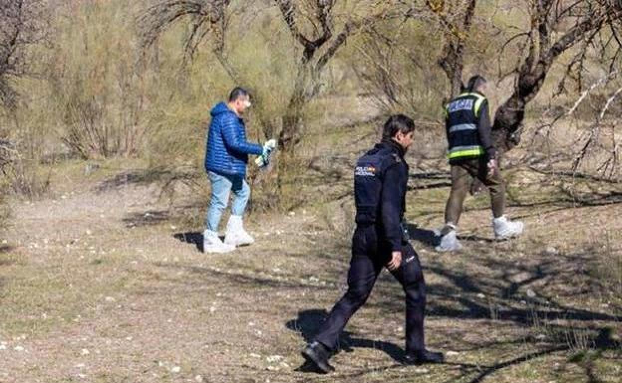 Policías nacionales en el solar de El Fargue donde apareció el bebé muerto