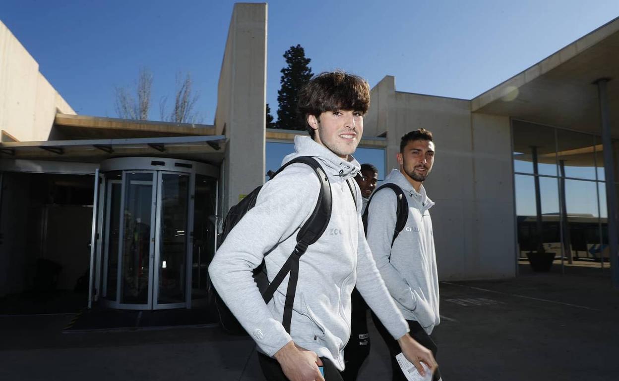 Javi Guerra, en el viaje del Valencia a Madrid.