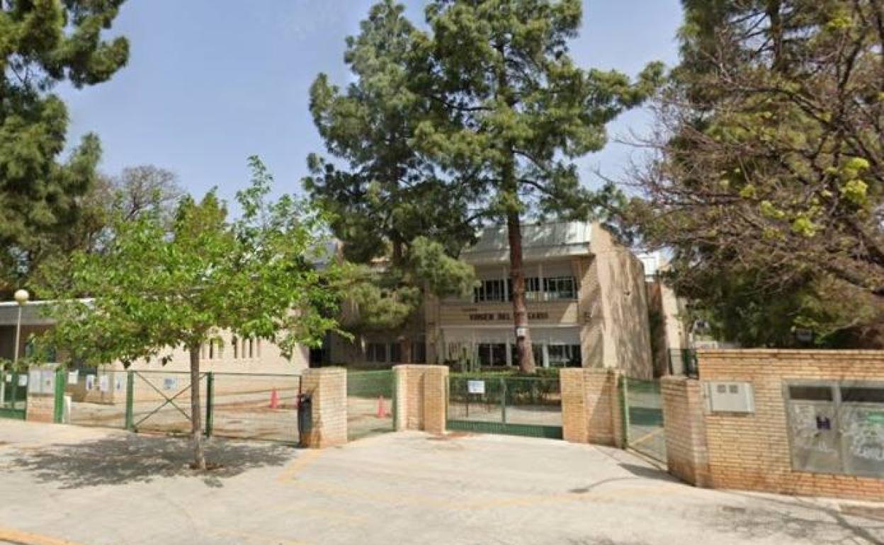 El acceso al colegio Virgen del Rosario. 