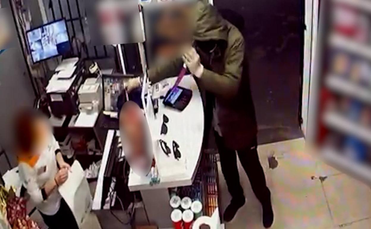 Instante de uno de los dos atracos. 