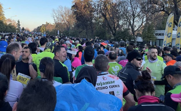 Imagen principal - Instantes antes de la salida, la zona de la guardarropía y la feria del corredor. Son los prolegómenos que marcan las horas y los minutos previos de cualquier carrera. 