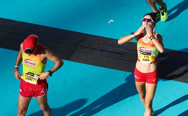 Alicia Pérez y Nacho Cáceres tras finalizar la carrera en Valencia. 