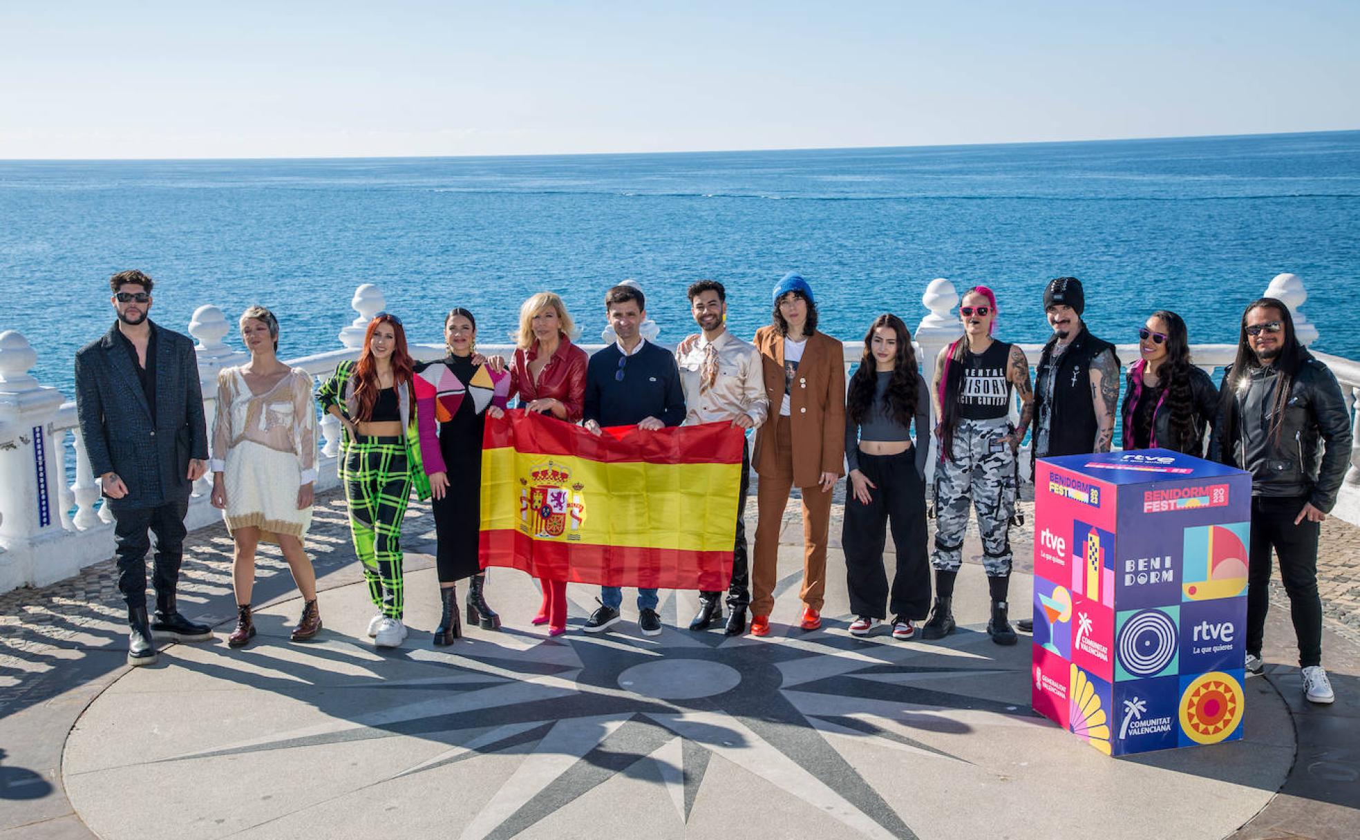 Los ocho finalistas, José Otero, Karmento, Vicco, Blanca Paloma, Agoney, Alice Wonder, Fusa Nocta y Megara, en el mirador de Benidorm. 