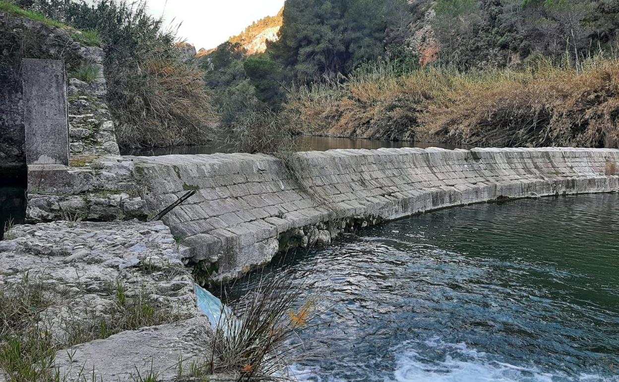 Uno de los azud que será eliminado del río. 