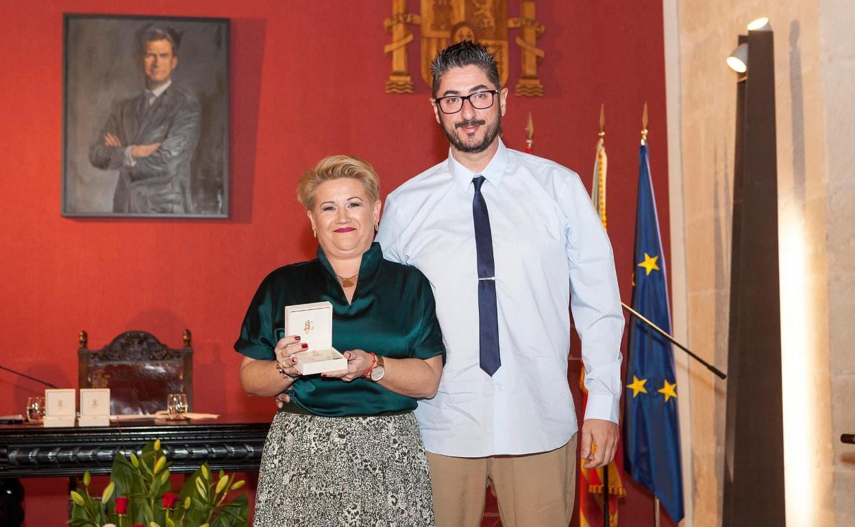 Los padres de Nacho recibieron la Insignia de Oro de Alzira. 