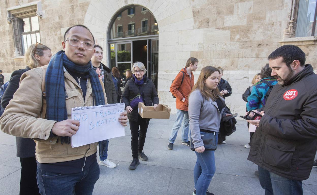 Auxiliares de conversación durante la protesta frente al Palau de la Generalitat de Valencia. 