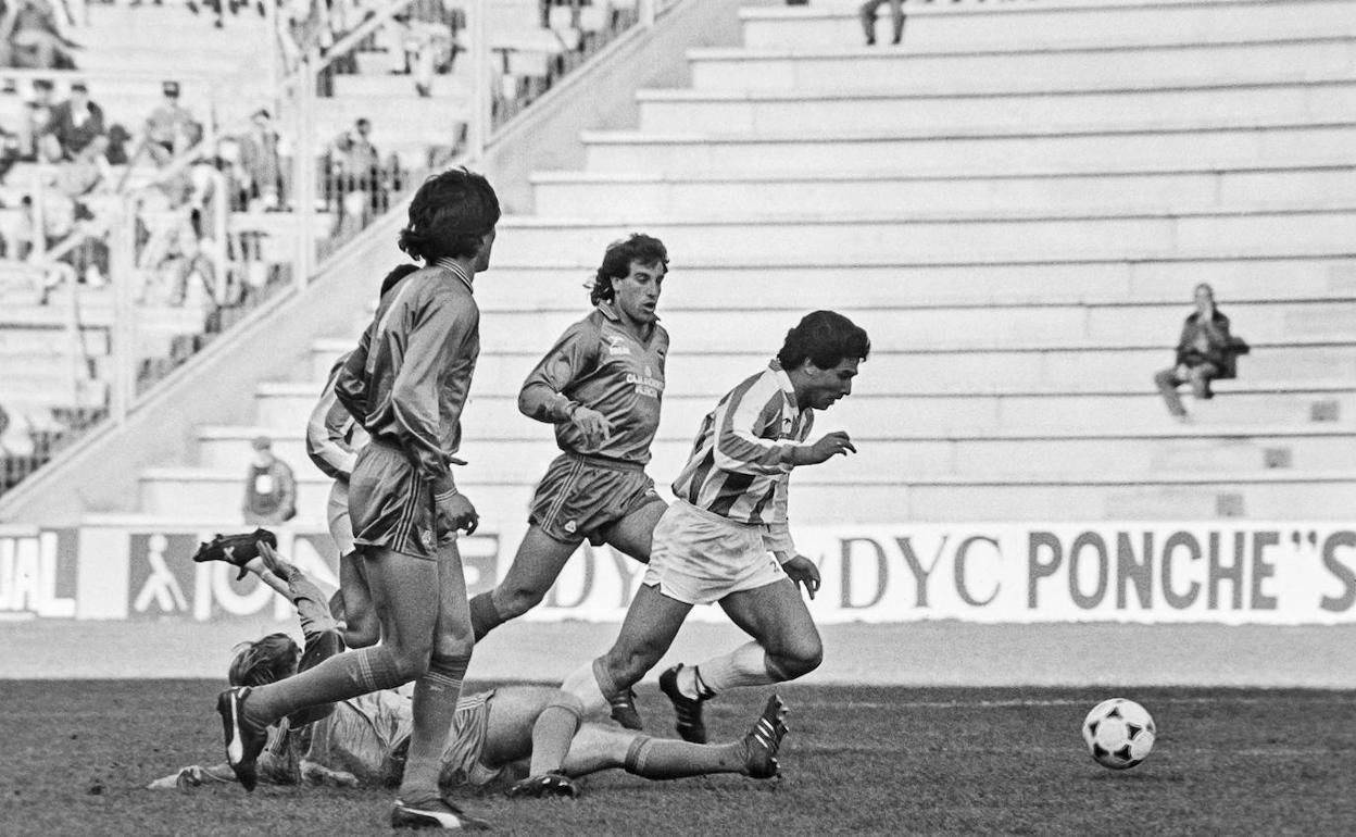 Voro, en el centro, en un partido en Valladolid de la temporada 87-88. 