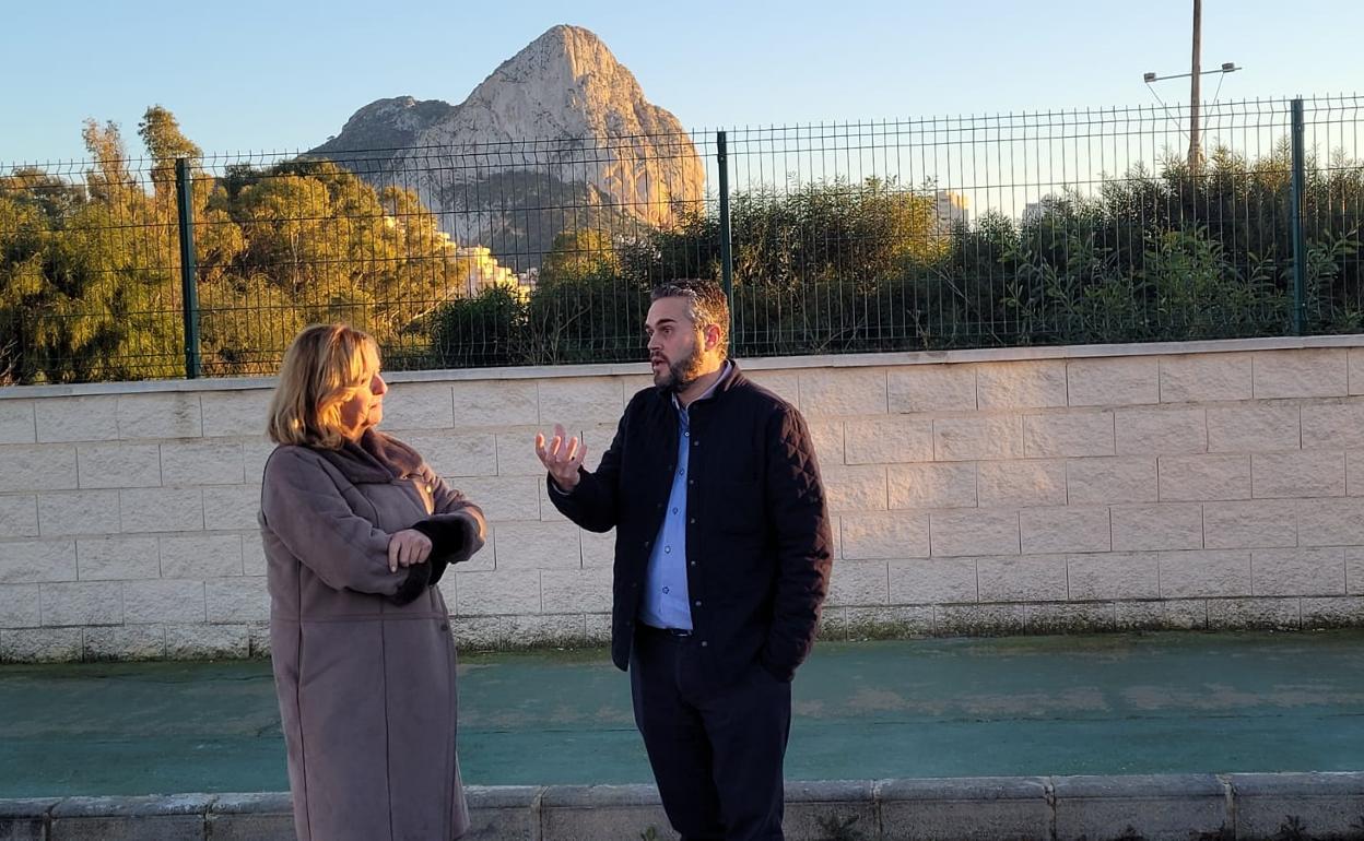 La alcaldesa, Ana Sala, con el director de la empresa pública de ITV, Josep Antoni Albert. 