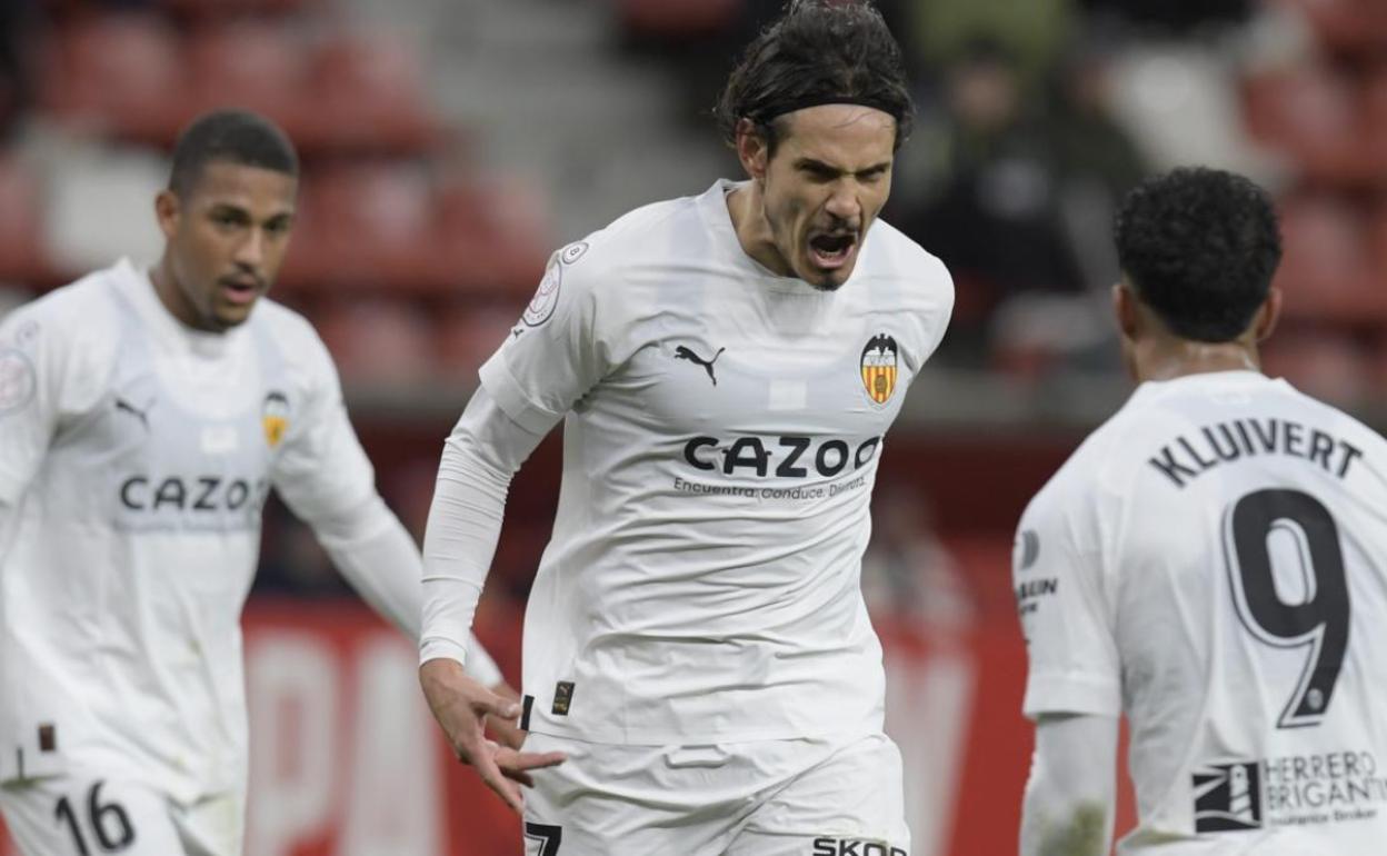 Cavani festejando un gol en Copa del Rey ante el Sporting de Gijón. 