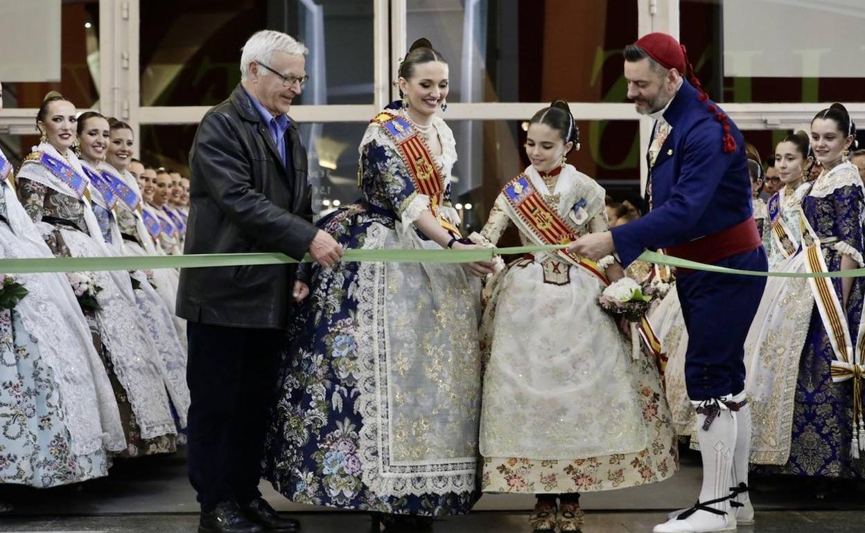 Laura Mengó y Paula Nieto, junto al alcalde Joan Ribó y el edil Carlos Galiana, durante la inauguración de la Exposició del Ninot. 