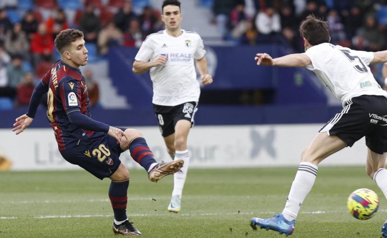 Montiel lanza a portería durante el partido contra el Burgos. 