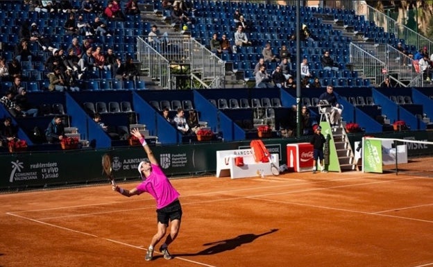 Raúl Brancaccio realizando un saque durante la Copa Faulcombridge ante Roberto Carballés. 