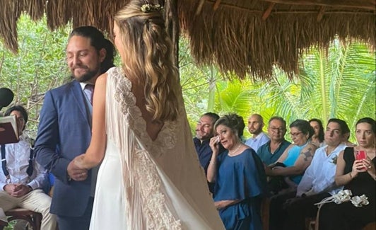 En el vestido de novia de Paloma se pueden apreciar los bordados que rescató del traje de su madre. 