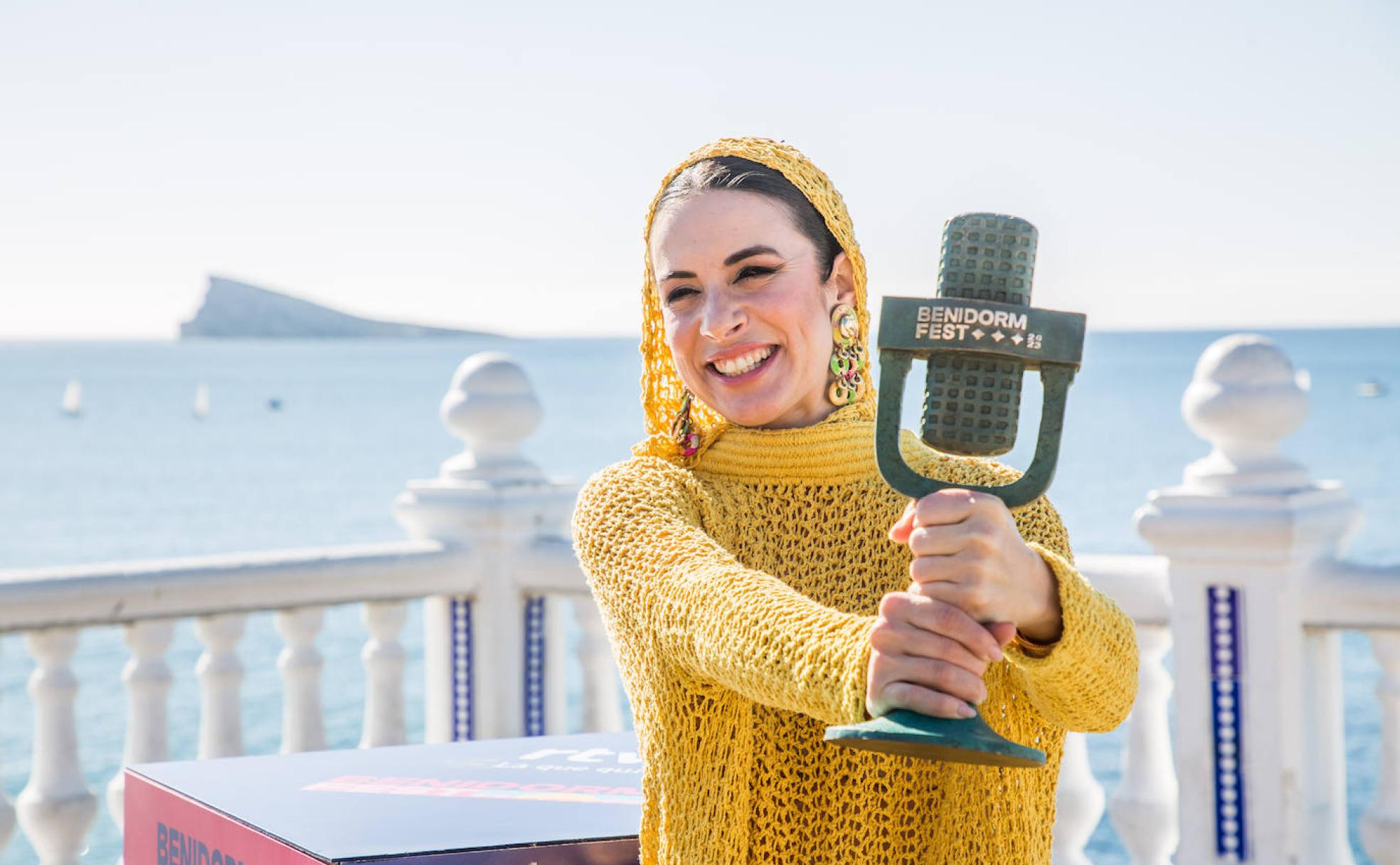 La valenciana Blanca Paloma, este domingo, en el Mirador del Castillo de Benidorm con el micrófono de bronce que la acredita como vencedora del Benidorm Fet y candidata española en Eurovisión. 