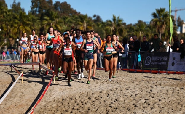 Varios participantes del club Playas de Castellón durante la carrera. 