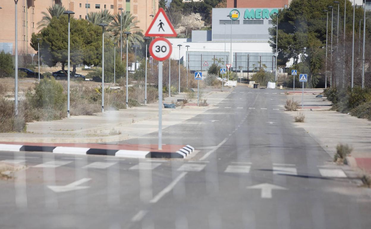 Calle de la urbanización que recae al Parc Científic. Se aprecian los robos en varias farolas. 