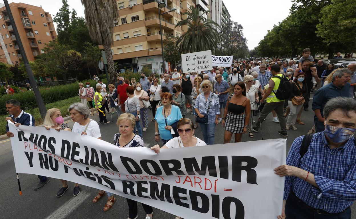 Protesta vecinal por el ruido en la plaza de Honduras el pasado junio. 