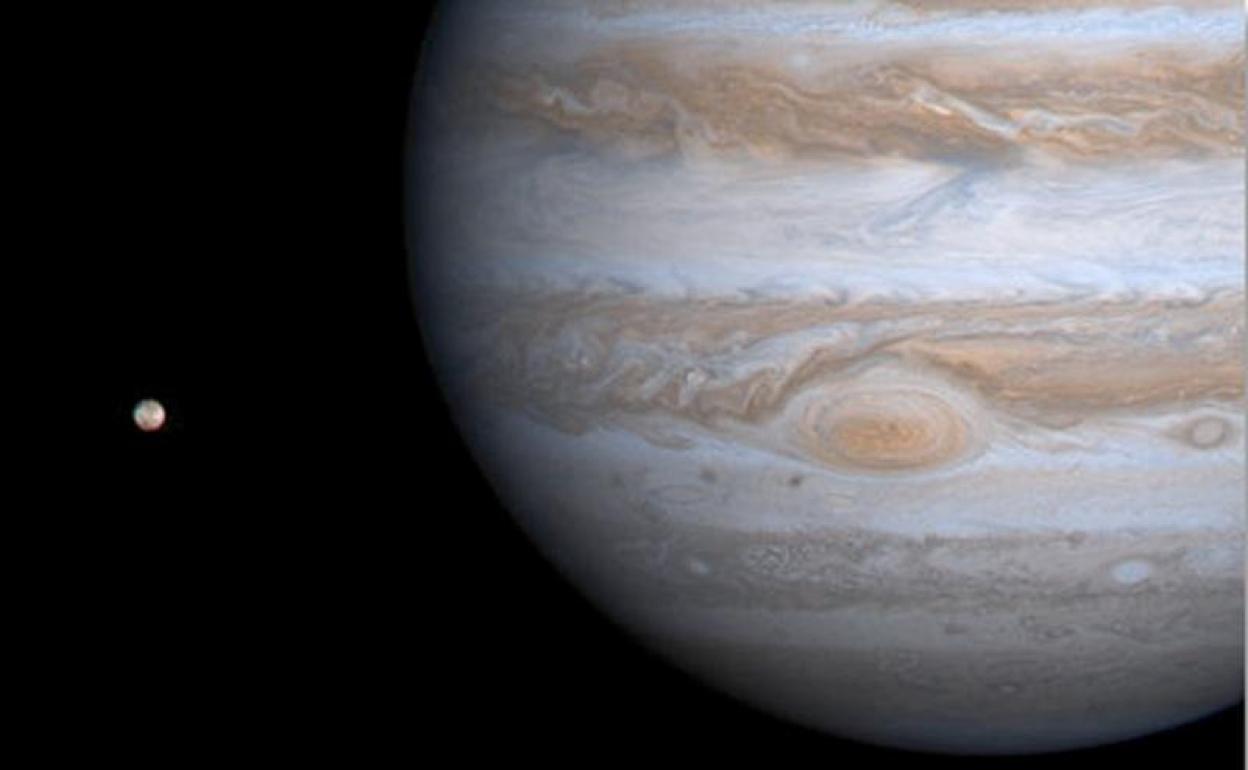 Jupiter, con una de sus luna