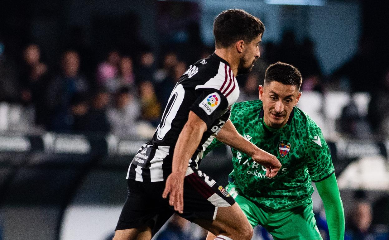 Pablo Martínez, presionando durante el partido ante el Cartagena.