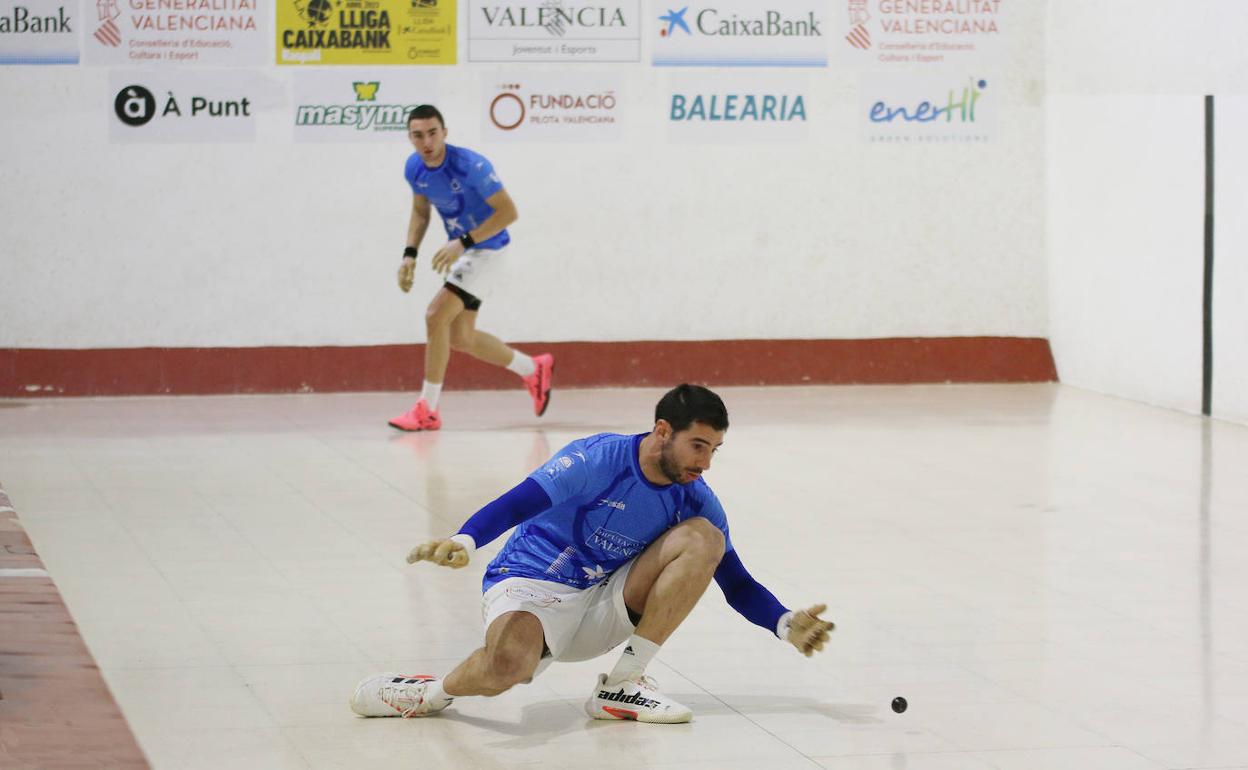 Ricardet para una pelota durante una partida de la Lliga. 