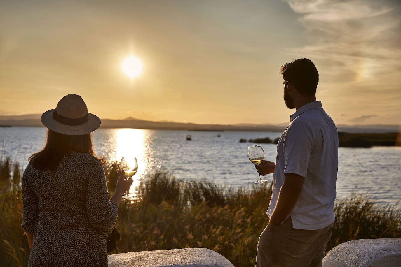 Valencia. Puesta de sol sobre la Albufera. Booking destaca este humedal declarado Parque Natural en 1986. La web considera, además de su visita, ver de forma «obligatoria» el atardecer en pareja.