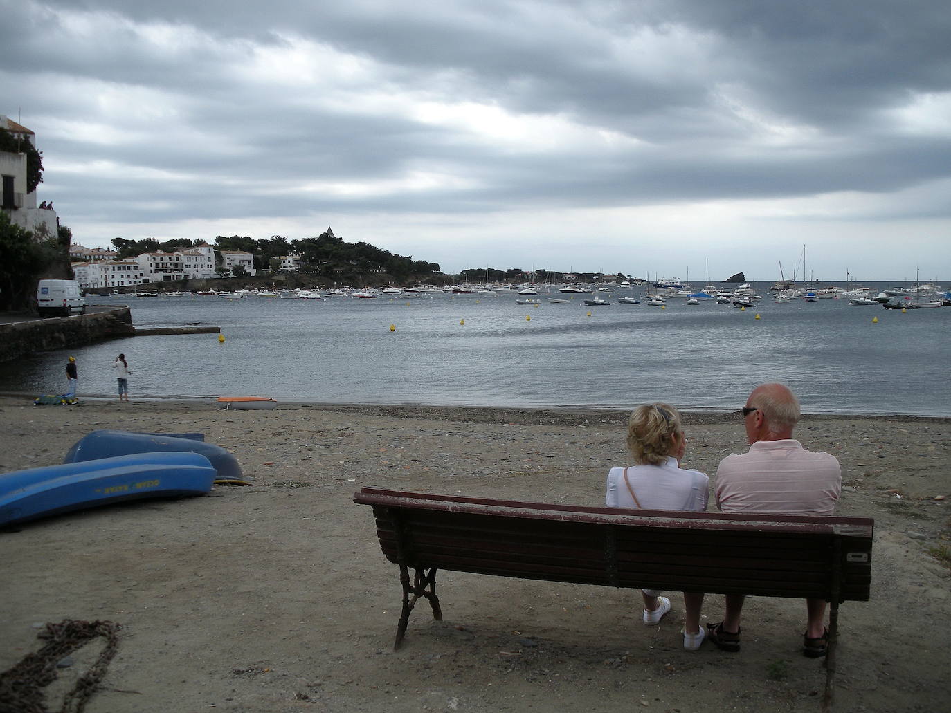 Girona. El pueblo costero de Cadaqués y los lugares aledaños, una buena opción para disfrutar en pareja.