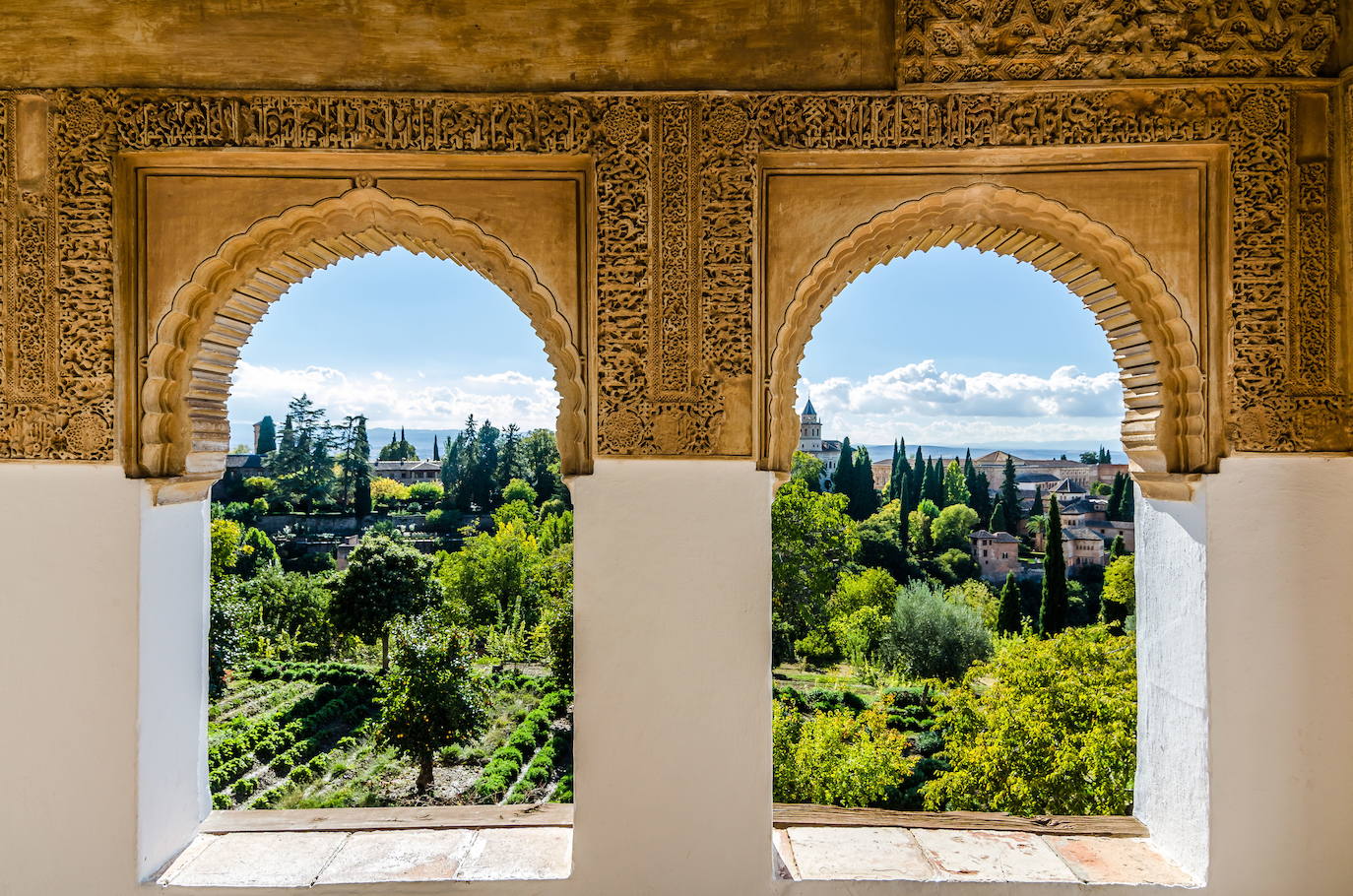 Granada. Ver la puesta del sol desde el Mirador de San Nicolás no tiene precio, según Booking. Y tampoco, disfrutar de un romántico paseo por la Alhambra.