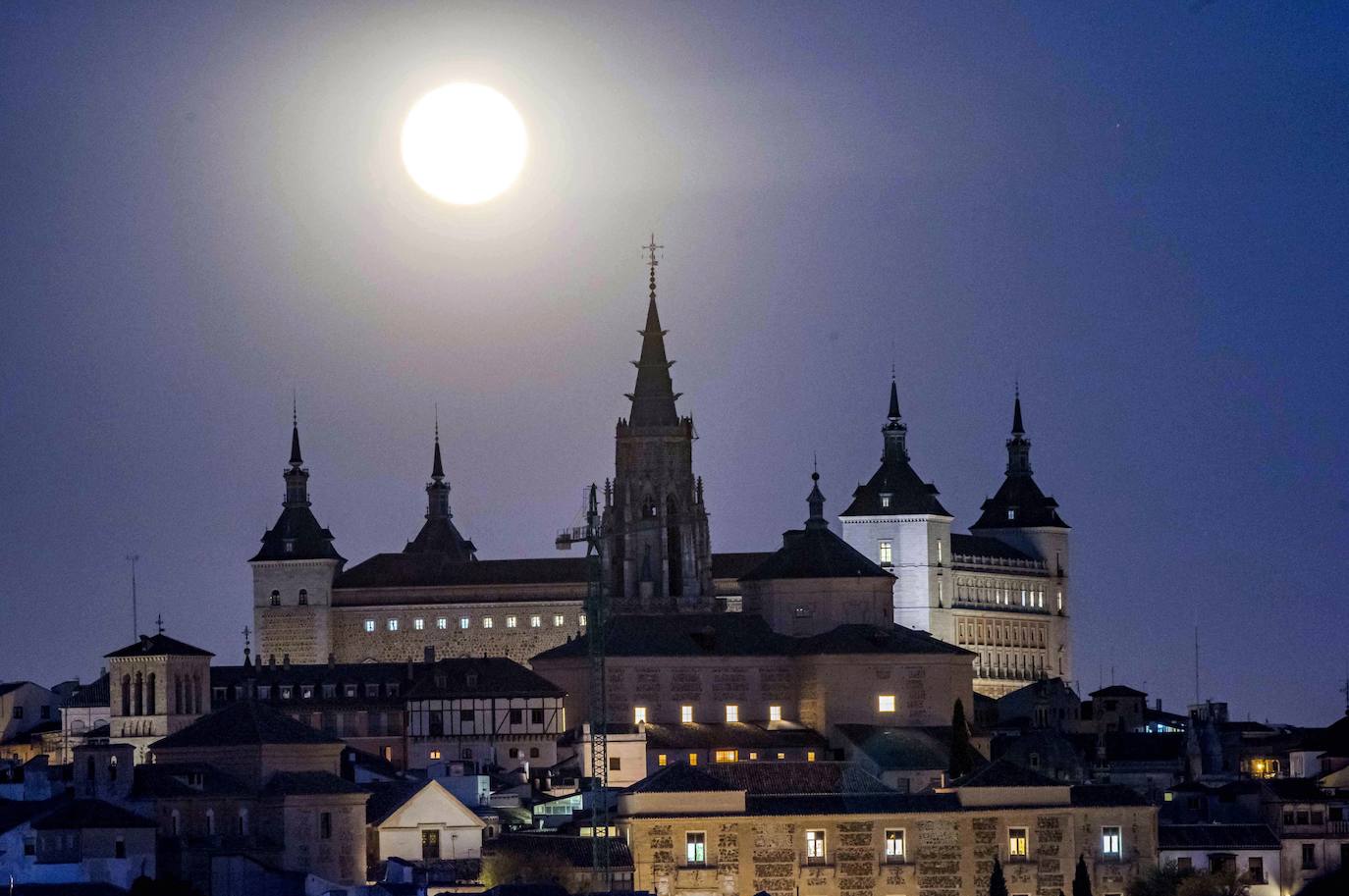 Toledo. Booking también propone disfrutar de un romántico día en Toledo, «una ciudad para disfrutarla caminando». De día se pueden visitar sus monumentos más famosos como la catedral, el alcázar o la muralla y disfrutar de 'la ciudad de las tres culturas' considerada como una de las ciudades más bonitas de España y por ello es de las más visitadas.