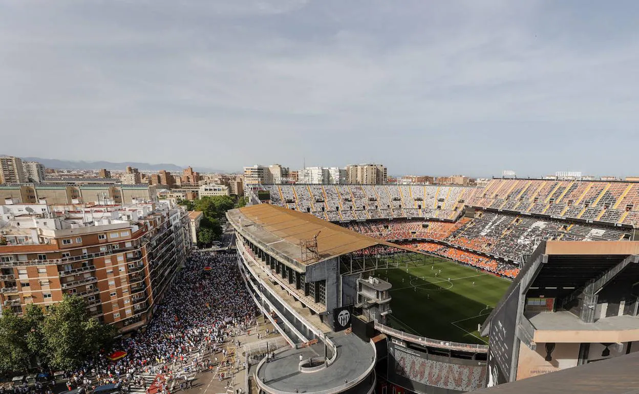 Miles de aficionados permanecen en la calle protestando mientras el Valencia juega frente al Celta. 