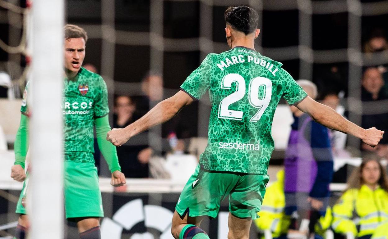 Marc Pubill, celebrando su gol ante el Cartagena junto a Jorge de Frutos.