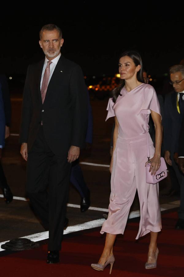 Fotos: El favorecedor look rosa con el que la reina Letizia aterriza en Angola