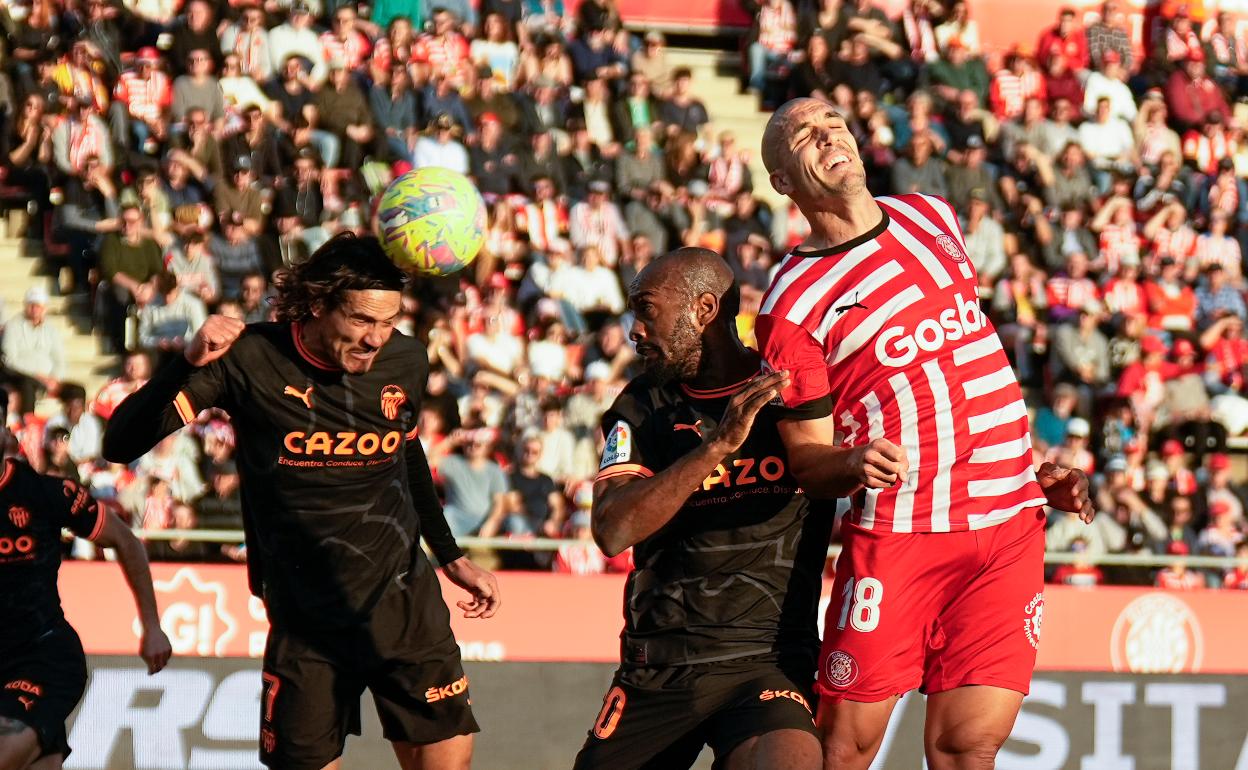 Cavani cabeceando un balón en Montilivi. 